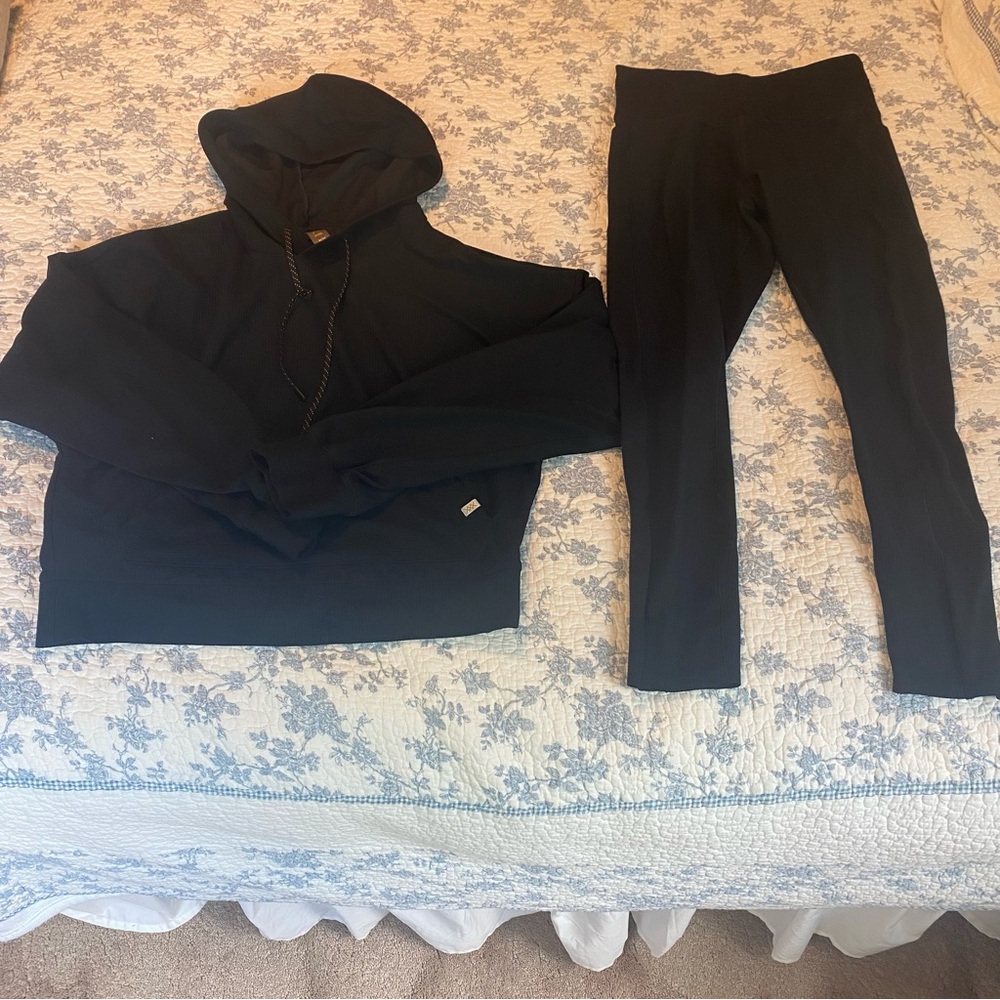 Rhone Ripple Hoodie and Pocket 7/8 Legging Black Matching Set Size Medium